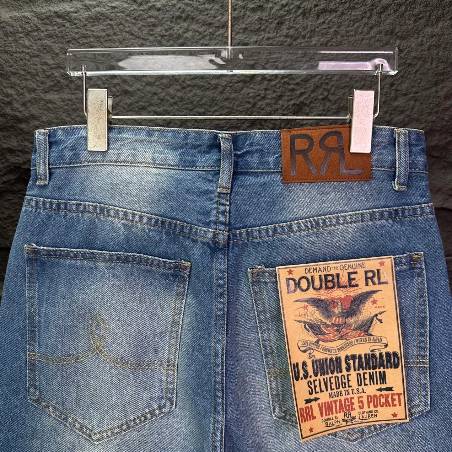 P240 RRL Ralph Lauren 2026 New Retro Frayed Patch Couple Style Washed Jeans 🔥High Version🔥High Version🔥 Top ceiling quality Styles with different washed textures are very friendly to people with thin legs and thick legs. The straight version is very flattering to the leg shape. Moderate length that never goes out of style, easy to match with casually, basic styling for various styles, a must-have in the wardrobe! The fabric is stiff but also makes the upper body soft without losing texture. The washing process is even more perfect. It is a must-have item for everyone! ! ! Washed wheat, hang tag, pants label, complete with three labels, color: blue, size: 28, 30, 32, 34 (four sizes)